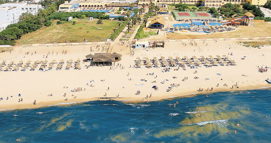 Pohled na hotel a pláž